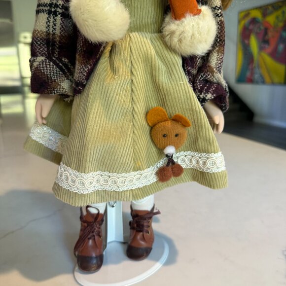 UniQue Brand Porcelain Doll - "Cindy" - New - Picture 11 of 11